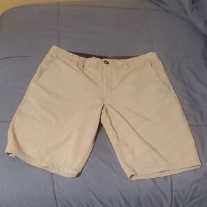 Men's Cream Shorts Size 32 surf & turf 4 way stretch